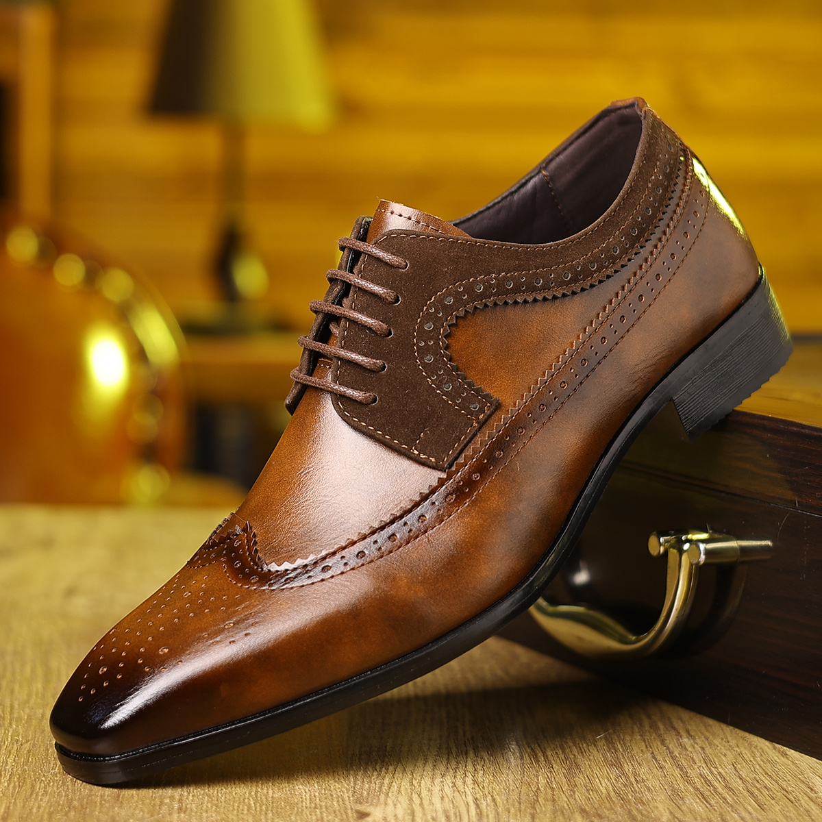 Men’s low-top Oxford-style dress shoes