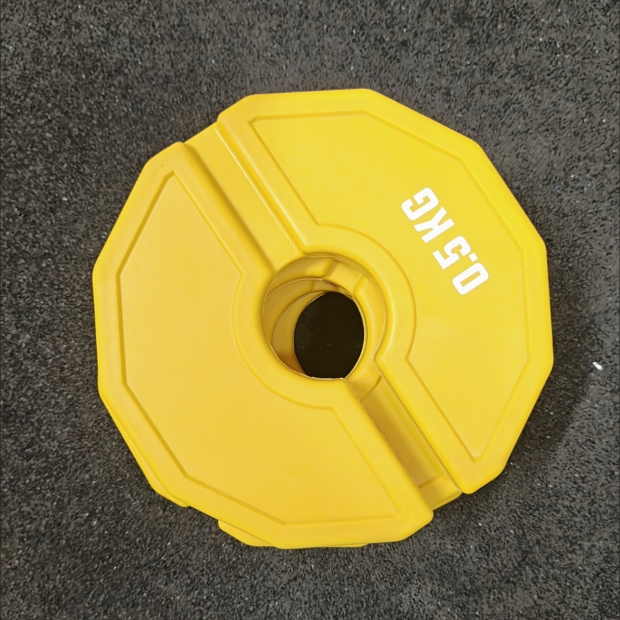 Quatre poids fractionnels jaunes annoncés à 0,5 kg